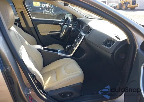 2016 Volvo S60 T5 Drive-E Premier z USA, uszkodzony, nr VIN YV126MFK2G2400562